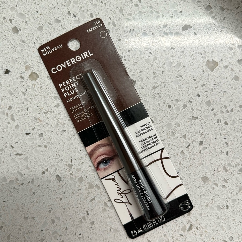 ⭐️ $5 w/ a bundle of 3+ items with a ⭐️! Covergirl liquid eye liner